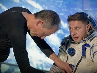 El astronauta y exministro Pedro Duque (izquierda) instruye a Joaquín en el programa 'El novato'.