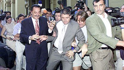 El alcalde de Marbella, Julián Muñoz, el viernes, a su salida de la Audiencia Provincial de Málaga, evita a los periodistas.