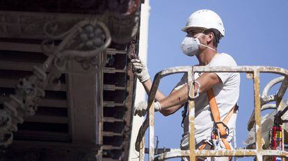 Un trabajador en una obra en Sevilla.