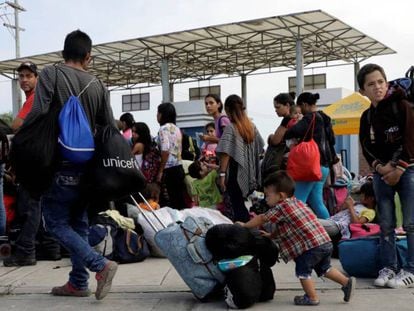 Un grupo de venezolanos en la frontera de Perú a la espera de tramitar sus documentos en Tumbes. En vídeo, declaraciones de Filippo Grandi, Alto Comisionado de la ONU para los Refugiados.