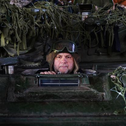 HULIAIPOLE (UCRANIA). 02-05-2023. Volodímir Orenchak, que antes de la guerra era directivo de una empresa de importación de bebidas en Kiev, entre ellas, las cervezas de Estrella Damm, a bordo del tanque número 27. FOTO: LUIS DE VEGA