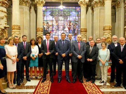 Miembros del Gobierno foral de Bizkaia y de Euskaltzaindia, en la firma del convenio de la sede de la Academia.