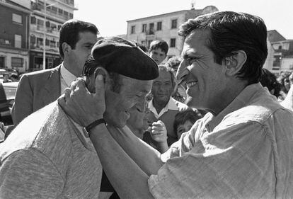 El candidato a la presidencia del Gobierno por el CDS, Adolfo Suárez (d), saluda efusivamente a un paisano suyo, durante su visita electoral a su pueblo natal, Cebreros (Ávila), el 31 de mayo de 1986.