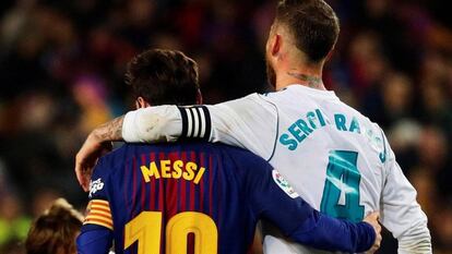 Leo Messi y Sergio Ramos durante un clásico.