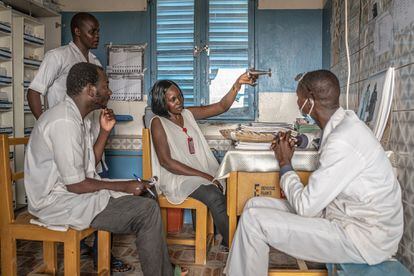 Sabine Nanga, enfermera, asistente social y coordinadora del programa de formación de parteras y planificación familiar, está junto a Raphael, Bernar y Brahima, enfermeros del Centro de Salud de Koibo, Chad, durante una sesión de capacitación en planificación familiar para hombres sanitarios. 