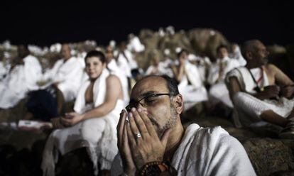 Un musulmán reza en el monte Arafat el segundo día del Hajj. Este es uno de los rituales que los peregrinos deben realizan durante su viaje a la Meca. Antes de regresar a su hogar también deberá dar siete vueltas alrededor de la Kaaba.