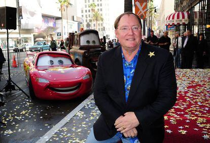 John Lasseter, en noviembre de 2011, con los personajes de 'Cars', cuando recibió su estrella del Paseo de la Fama de Hollywood.