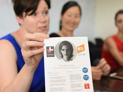 La directora del programa 'La lección más grande del mundo', Alison Bellwood (a la izquierda), muestra el folleto de la iniciativa lanzada para sensibilizar a los niños sobre los Objetivos de Desarrollo Sostenible (ODS).