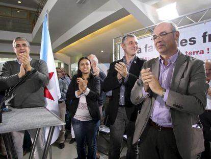 El candidato del BNG a la Xunta, Francisco Jorquera (derecha), acompañado de Carlos Aymerich (izquierda), Iria Aboi y Bieito Lobeira. / S. SAS (EFE)