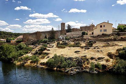 Vista de la muralla de Buitrago del Lozoya.