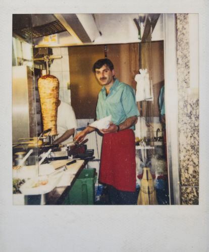 Mustafa Demir, el fundador de Mustafa Demir’s Gemüse Kebap, en una imagen de los años noventa.