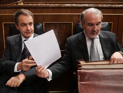 José Luis Rodríguez Zapatero y Pedro Solbes, en 2007 en el Congreso.