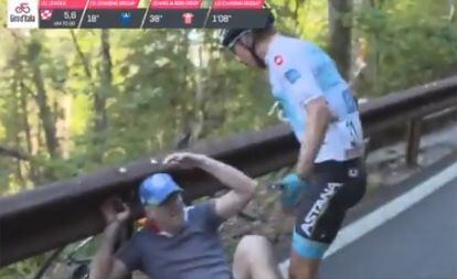 Miguel Ángel López a un aficionado le tiró la bicicleta en el Giro Deportes | EL PAÍS
