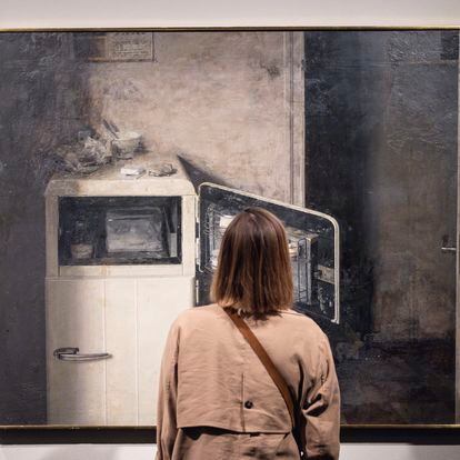 Una dona mira el quadre 'Nevera de hielo' (1966) d'Antonio López, penjat a la mostra monogràfica de La Pedrera.