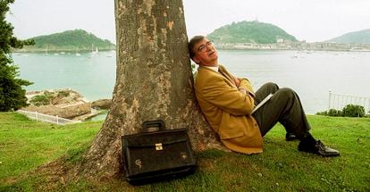 El exministro de Sanidad, en el documental 'Ernest Lluch, libre y atrevido', posa frente a la bahía de la Concha en San Sebastián en julio de 1998.