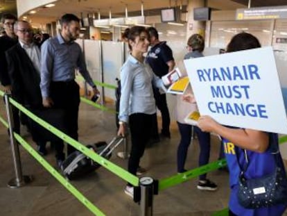 Una trabajadora de Ryanair protesta durante la huelga del pasado viernes.