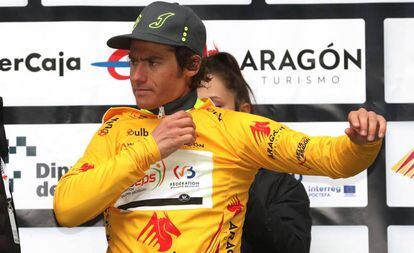 Justin Jules se enfunda el maillot amarillo de la Vuelta a Aragón, el 17 de mayo en Calatayud.