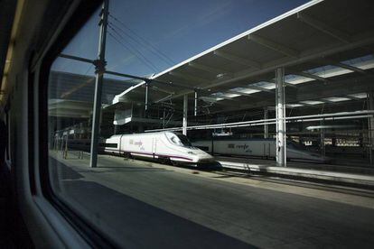 Trenes AVE desde una ventanilla de tren