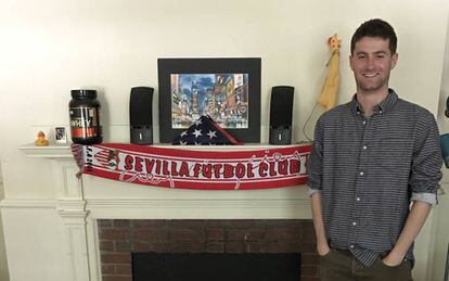 El estudiante de Harvard, Chris Ulian, en su habitación universitaria junto a la bufanda del Sevilla FC.