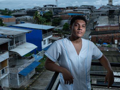 Diego Fernando Mosquera, en la terraza del apartaestudio en el que vive con su hermana, en Buenaventura, el 11 de noviembre del 2023.