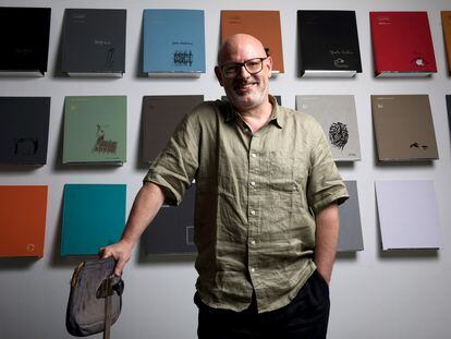 Dan Benveniste posa en Benveniste Contemporary con obras de diferentes artistas a su espalda.
