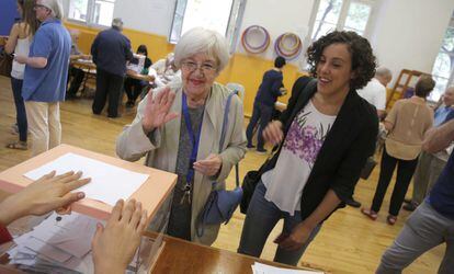 Nagua Alba, diputada de Podemos en el Congreso por Guipúzcoa, ejerce el derecho a voto acompañada de su madre.