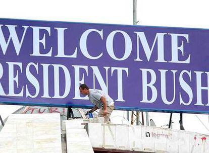 Un trabajador instala un letrero luminoso con el texto "Bienvenido, presidente Bush" hace unos días en Tirana.
