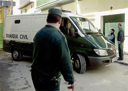 Un furgón de la Guardia Civil traslada a Francisco Jiménez Uceda a la cárcel de Albolote, tras su paso por el juzgado.