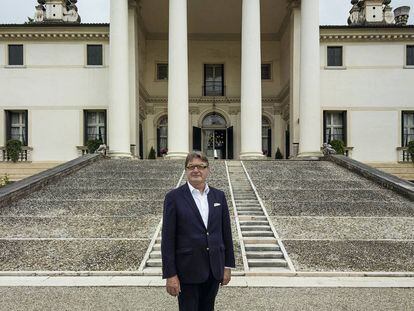 Mario Moretti Polegato, en la entrada principal de Villa Sandi, una de las más de 4.000 villas de estilo palladiano que hay en la región del Véneto y cuartel general del 'prosecco' del mismo nombre