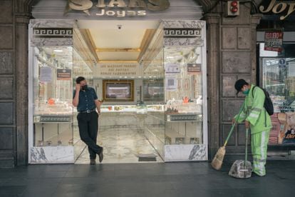 Un trabajador municipal barre la acera junto a una joyería en Ciudad de México, en abril de este año.