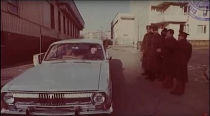 Agentes de la policía cerca de un coche que se sospecha que usaron los atracadores de los almacenes Molodezhni en 1986, en una imagen aparecida en un documental.