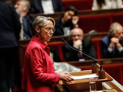 La primera ministra francesa, Élisabeth Borne, interviene en el Parlamento este lunes, en París.