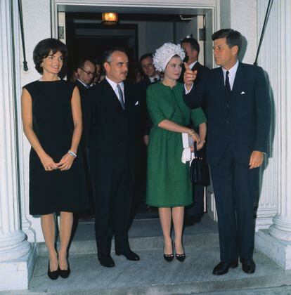 President John F. Kennedy and his wife, Jackie Kennedy, host Grace Kelly, dressed in Givenchy, and Raniero of Monaco at the White House in June 1981.