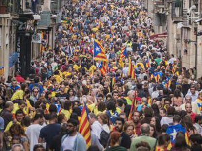 La cadena humana formada en la Diada de 2013, a su paso por la calle Ferran de Barcelona.