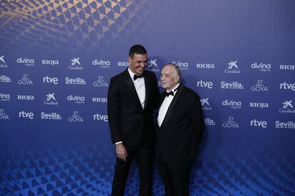 El presidente del Gobierno, Pedro Sánchez, y el presidente de la Academia de Cine, Fernando Méndez-Leite, coinciden en la alfombra roja de los Goya. 