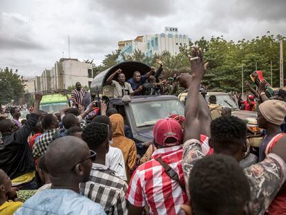La gente celebra en Bamako, Malí, la llegada de las fuerzas que respaldan el golpe de Estado.