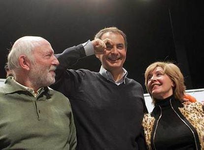 Zapatero, en Leganés, flanqueado por Álvaro de Luna y Concha Velasco.