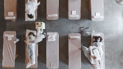 Foto demostración del uso de las camas de cartón.