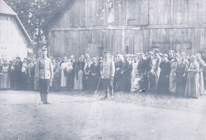 Las mujeres también podían ser prisioneras de guerra. Los alemanes capturaron a este grupo cerca de Lovaina (Bélgica) y las transportaron a un campo de concentración en Alemania.