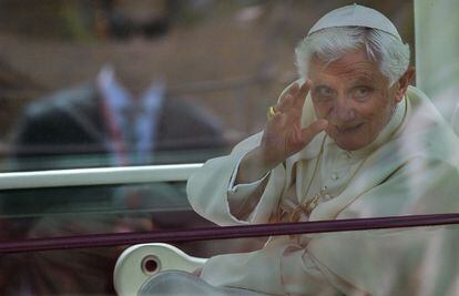 El papa Benedicto XVI saluda desde el papamóvil a su paso por Madrid.