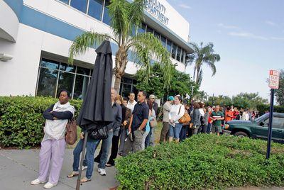 Ciudadanos del condado de Miami-Dade (Florida) guardan fila para votar anticipadamente en 2008.