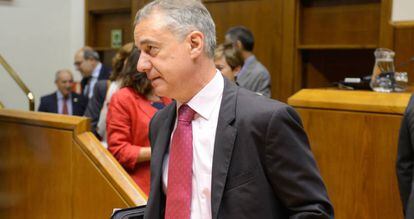 El lehendakari accediendo al sal&oacute;n de plenos en Vitoria.