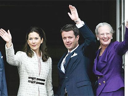 Federico, Mary y la reina Margarita de Dinamarca saludan desde el balcón del palacio.