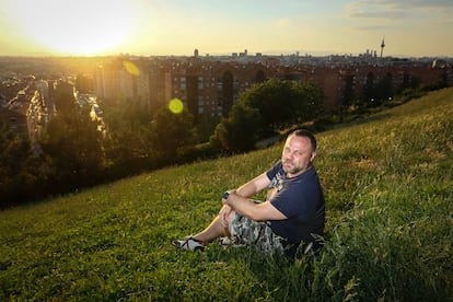 Pedro Torrijos sentado en una de las laderas del Cerro del Tío Pío.