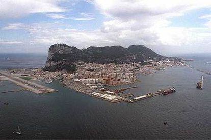 Vista aérea del peñón de Gibraltar, la pista de aterrizaje y el puerto marítimo.