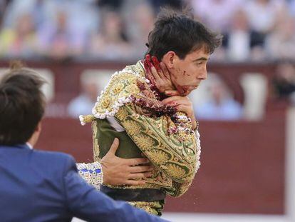 El diestro Jim&eacute;nez Fortes, tras sufrir una cornada en el cuello en la faena de su segundo toro, ayer en Las Ventas. 