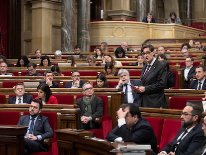 Salvador Illa, líder del PSC, en el Parlament, en un momento del debate de los presupuestos. A la izquierda, el president Pere Aragonès.