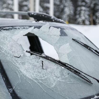 ¿Cómo quitar el hielo del coche?: el kit imprescindible para no dañar el parabrisas