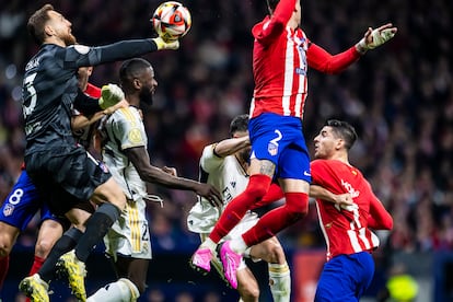 Oblak despeja un balón en el área del Atlético.