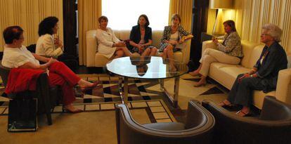 Un momento de la reunión entre Nuria de Gispert y las mujeres Liberales en el Parlament.